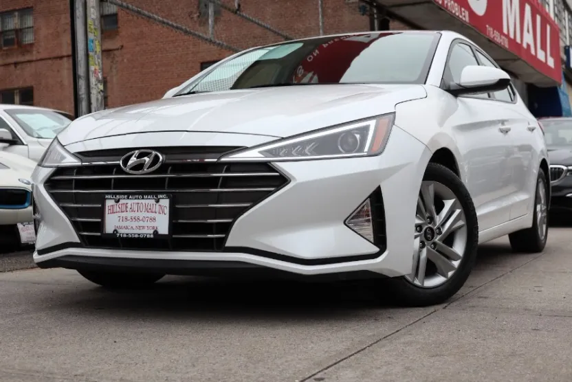 2020 Hyundai Elantra SEL photo 1