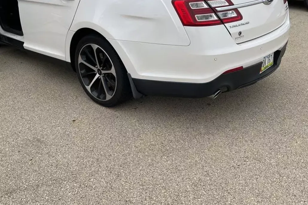 2015 Ford Taurus SEL photo 1