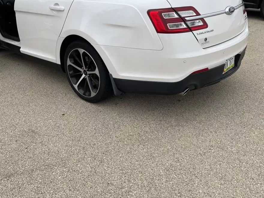 2015 Ford Taurus SEL photo 1