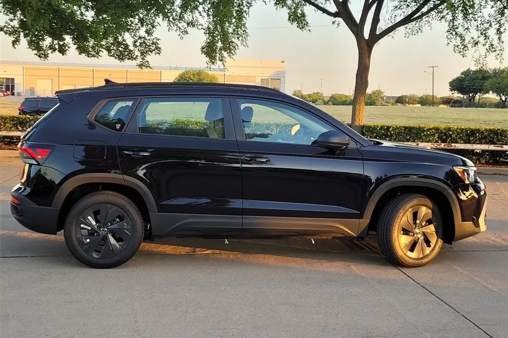 2025 Volkswagen Taos S photo 1