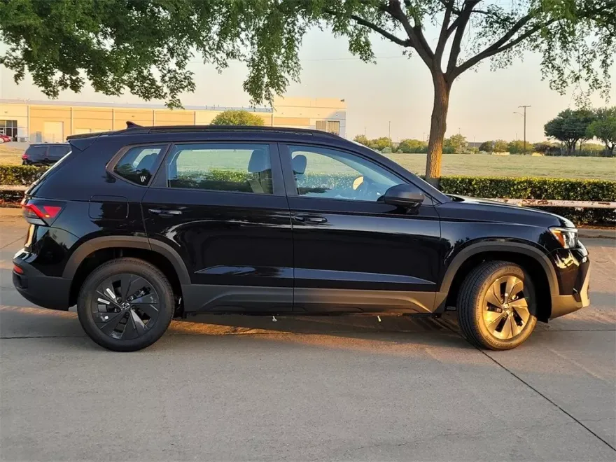 2025 Volkswagen Taos S photo 1