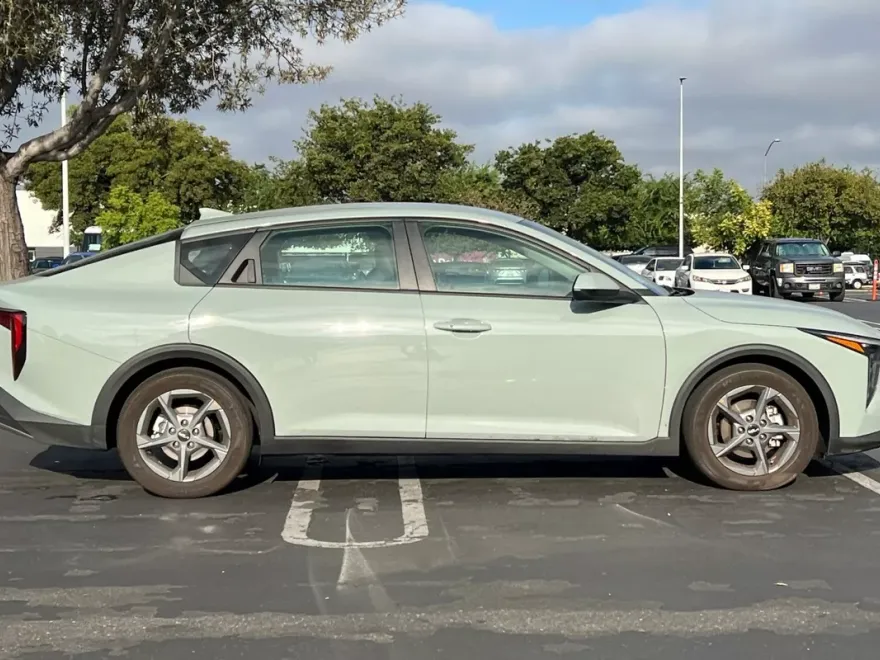 2025 Kia K4 LXS photo 1