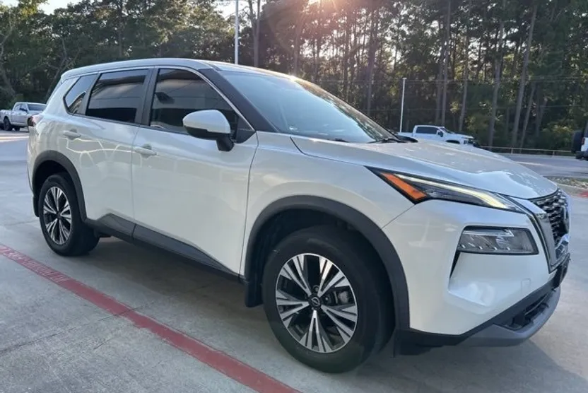 2022 Nissan Rogue SV photo 1
