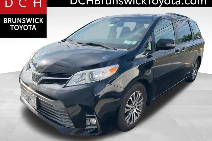 2020 Toyota Sienna XLE photo 1