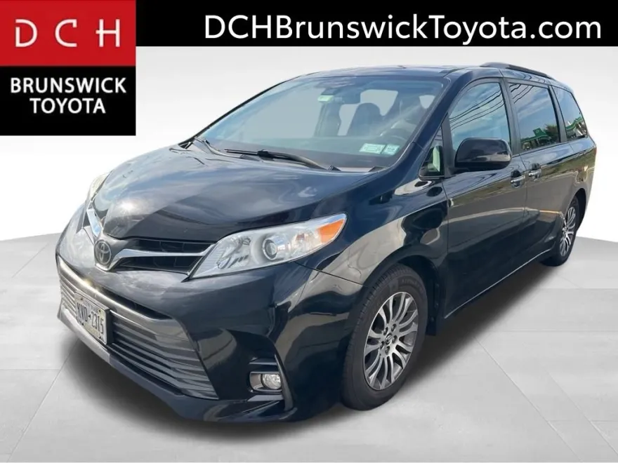 2020 Toyota Sienna XLE photo 1