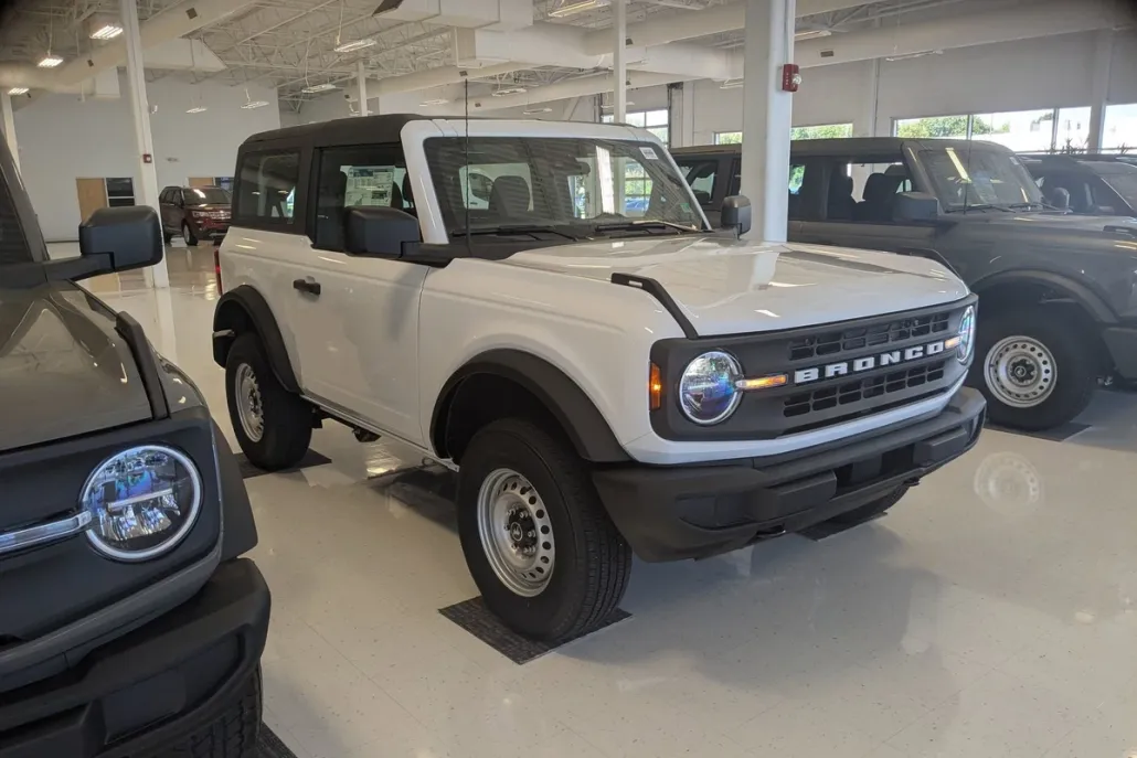 2025 Ford Bronco Base photo 1
