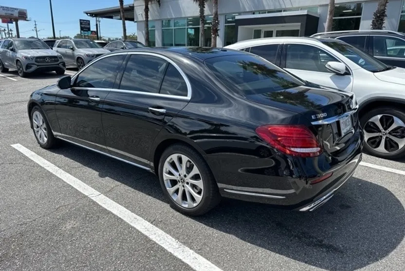 2018 Mercedes Benz E 300 photo 1