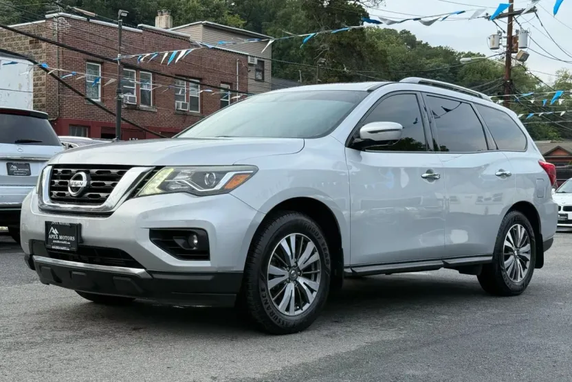 2017 Nissan Pathfinder SL photo 1