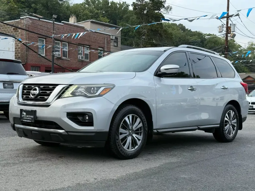 2017 Nissan Pathfinder SL photo 1