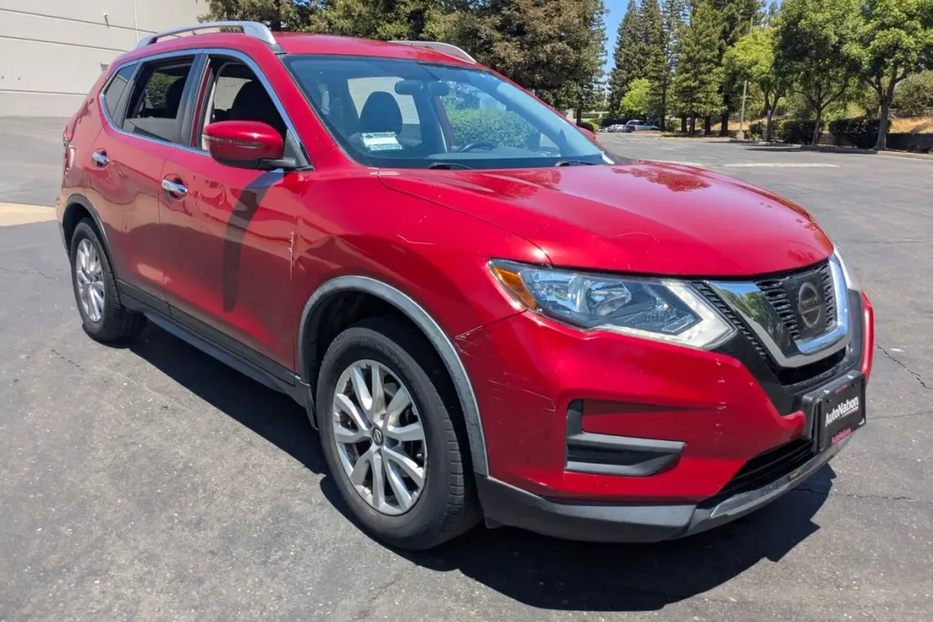 2017 Nissan Rogue SV photo 1