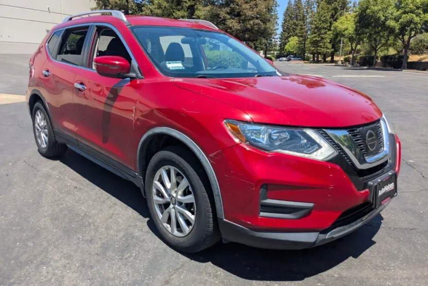 2017 Nissan Rogue SV photo 1