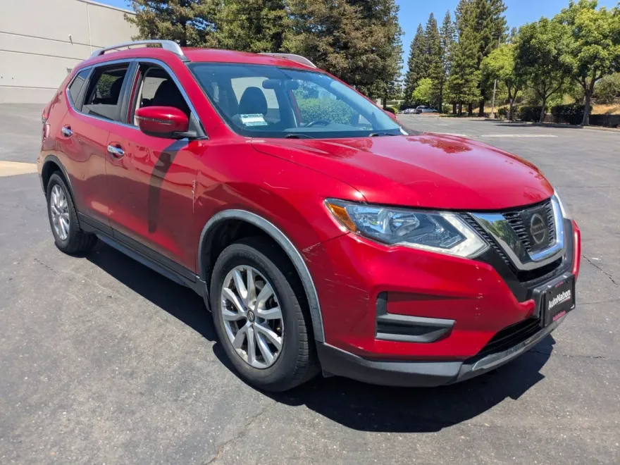 2017 Nissan Rogue SV photo 1