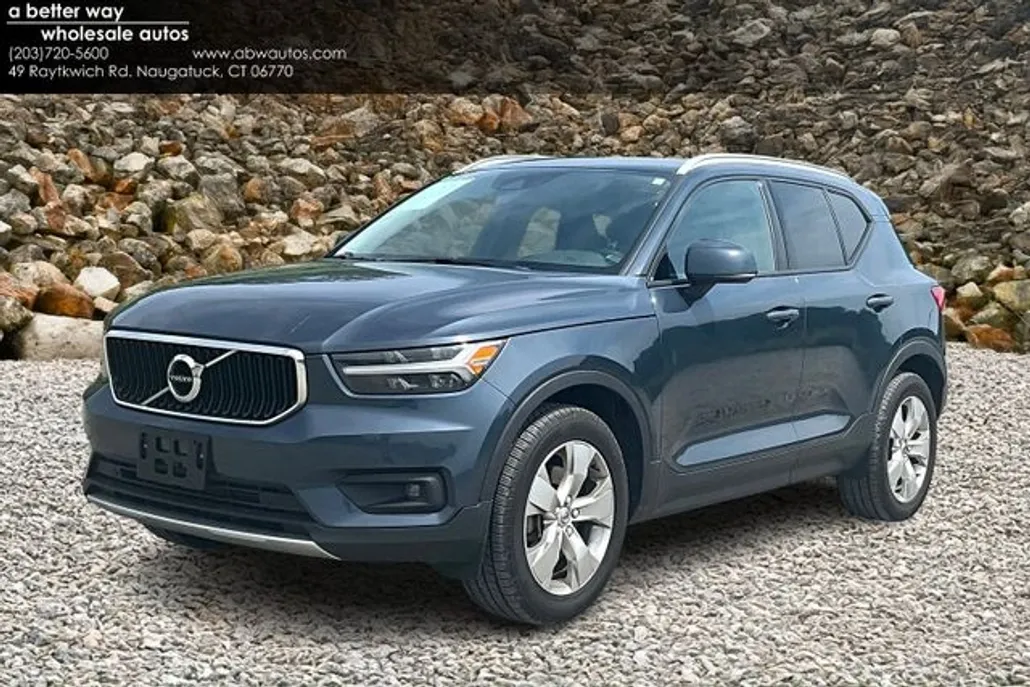2022 Volvo XC40 T5 Momentum photo 1