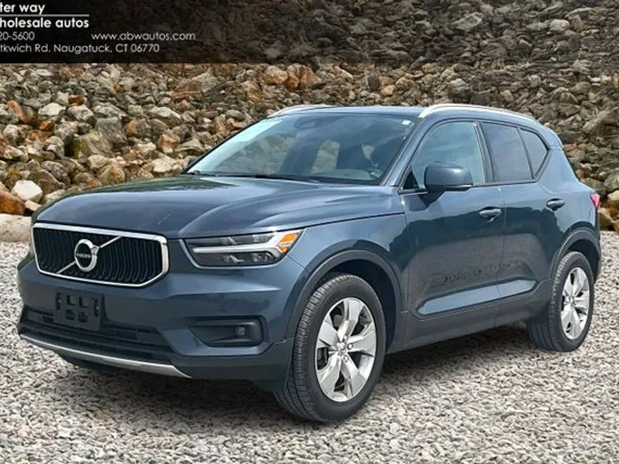 2022 Volvo XC40 T5 Momentum photo 1