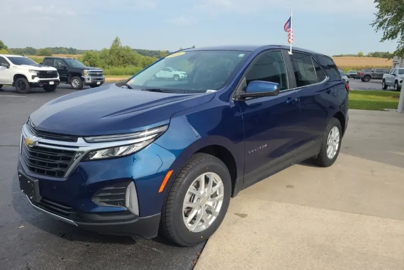 2022 Chevrolet Equinox LT photo 1