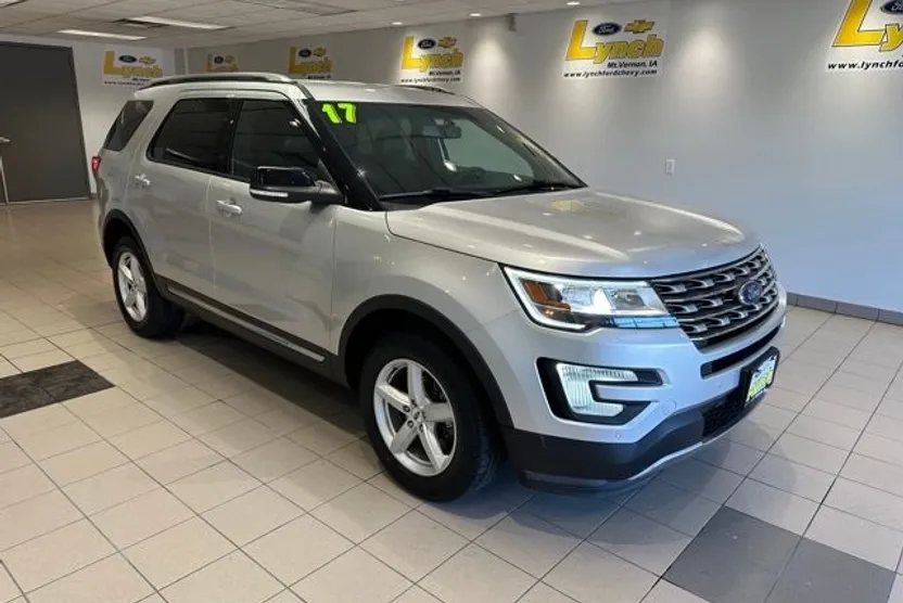 2017 Ford Explorer XLT photo 1