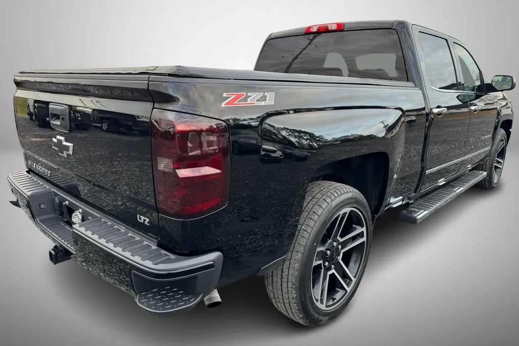 2017 Chevrolet Silverado photo 1