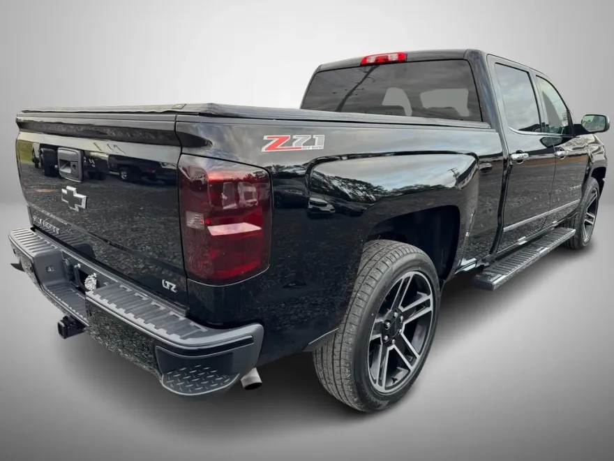 2017 Chevrolet Silverado photo 1