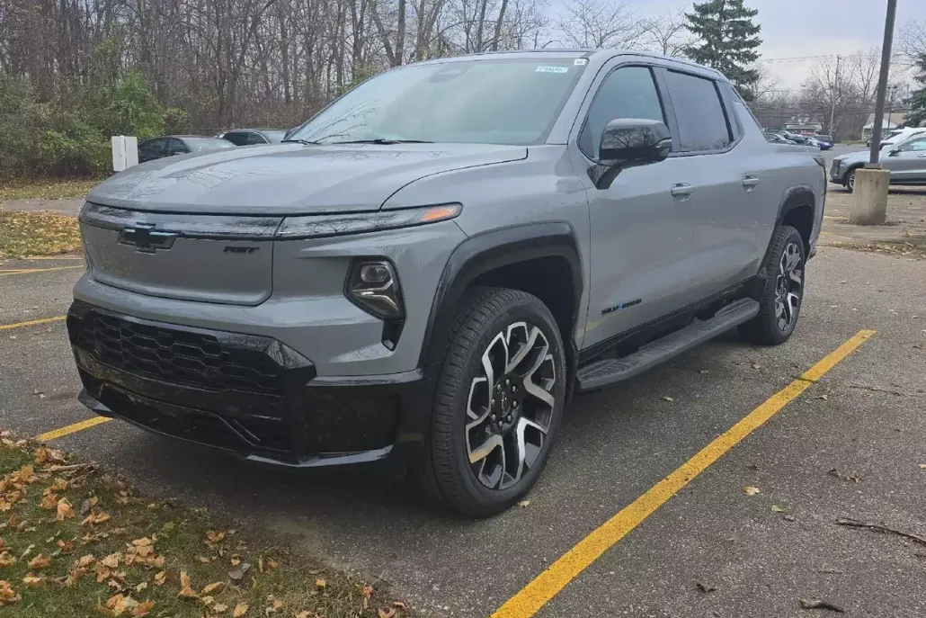 2025 Chevrolet Silverado EV RST photo 1