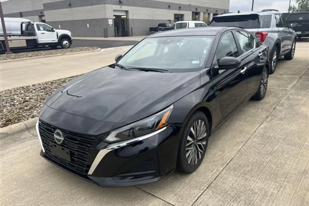 2023 Nissan Altima 2.5 SV photo 1