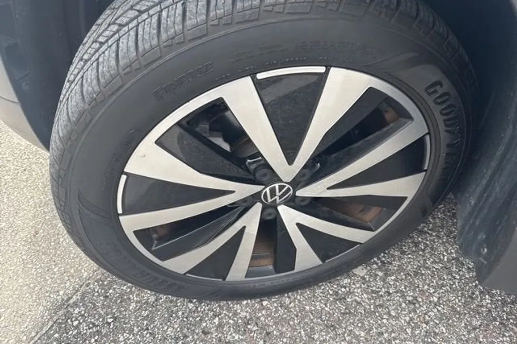 2023 Volkswagen Taos SE photo 1