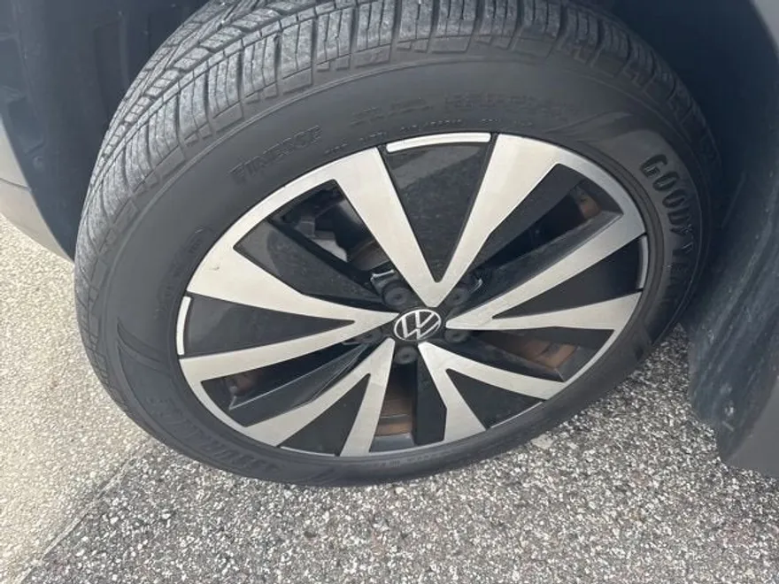 2023 Volkswagen Taos SE photo 1