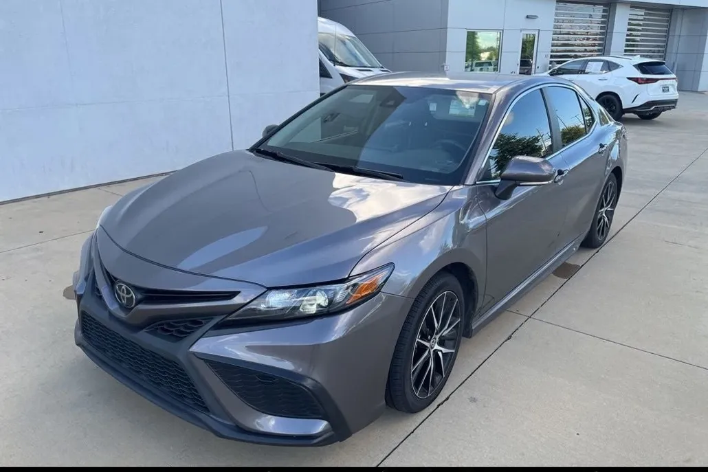 2022 Toyota Camry SE photo 1