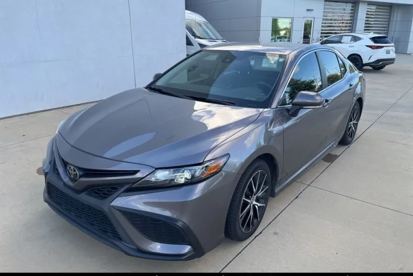 2022 Toyota Camry SE photo 1