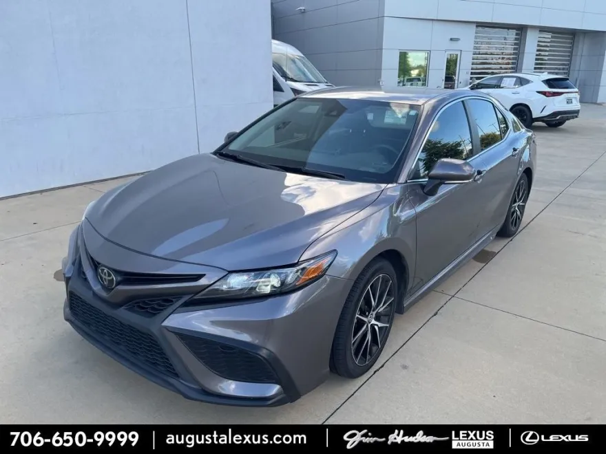 2022 Toyota Camry SE photo 1