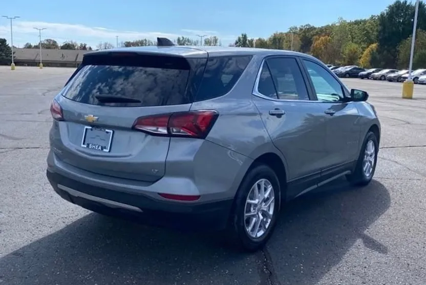 2024 Chevrolet Equinox LT photo 1