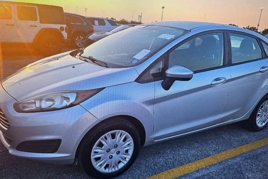 2016 Ford Fiesta S photo 1