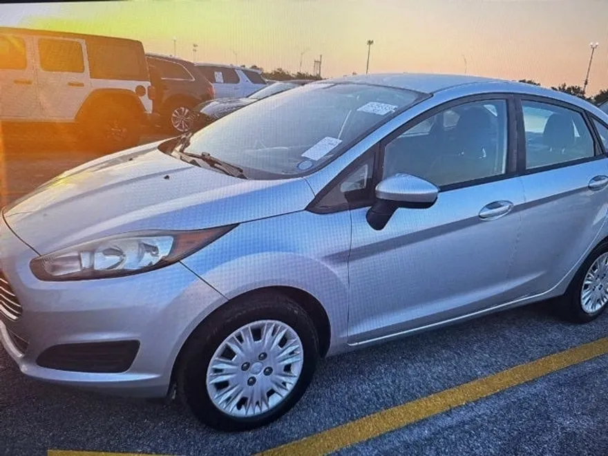 2016 Ford Fiesta S photo 1