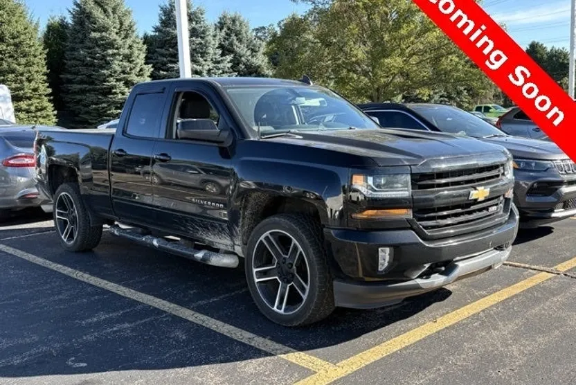 2018 Chevrolet Silverado LT photo 1
