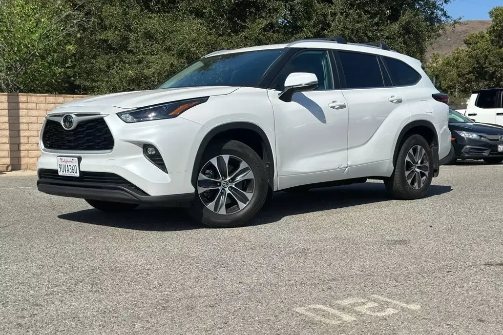 2024 Toyota Highlander XLE photo 1