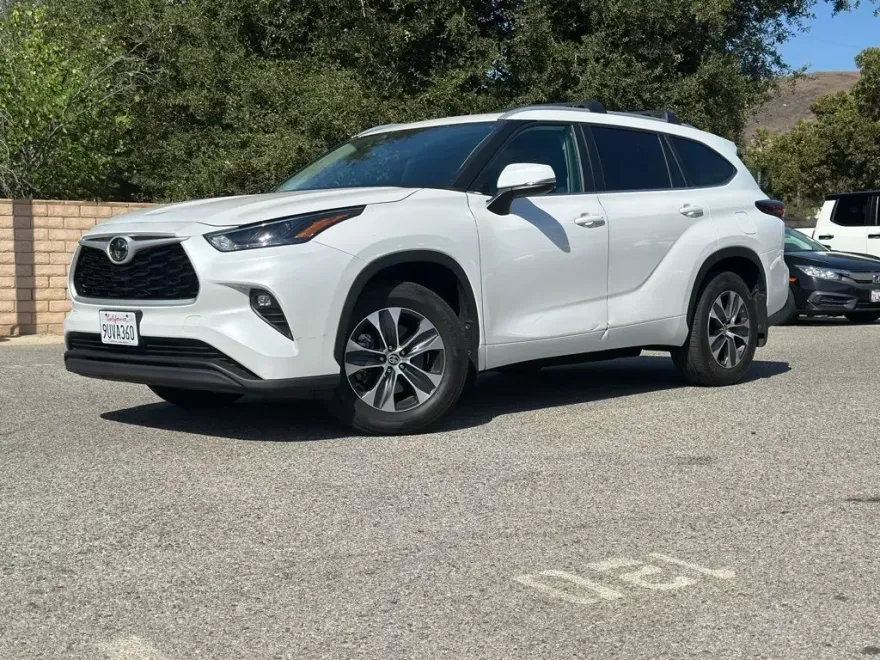 2024 Toyota Highlander XLE photo 1