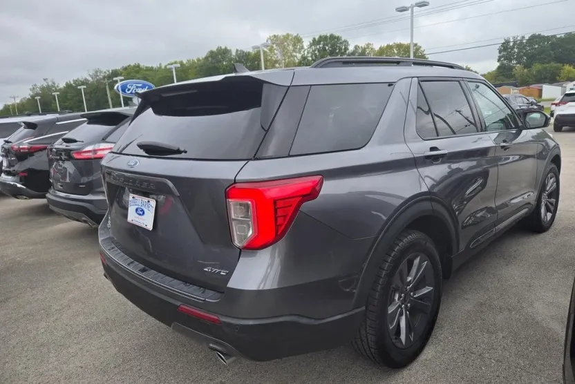 2022 Ford Explorer XLT photo 1
