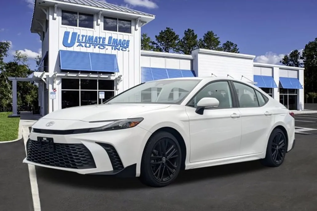2025 Toyota Camry SE photo 1