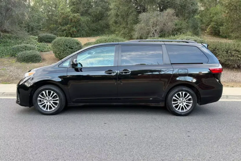2020 Toyota Sienna XLE photo 1