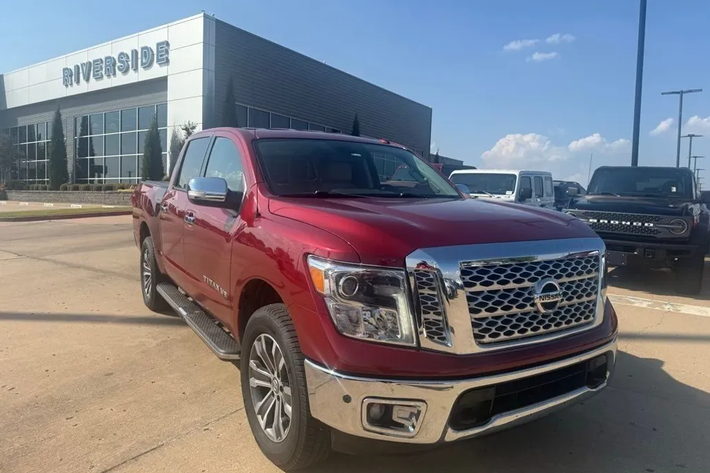 2018 Nissan Titan SL photo 1
