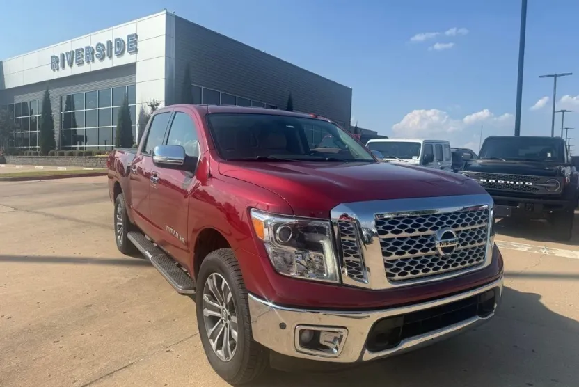 2018 Nissan Titan SL photo 1