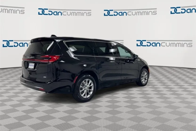 2026 Chrysler Pacifica photo 1