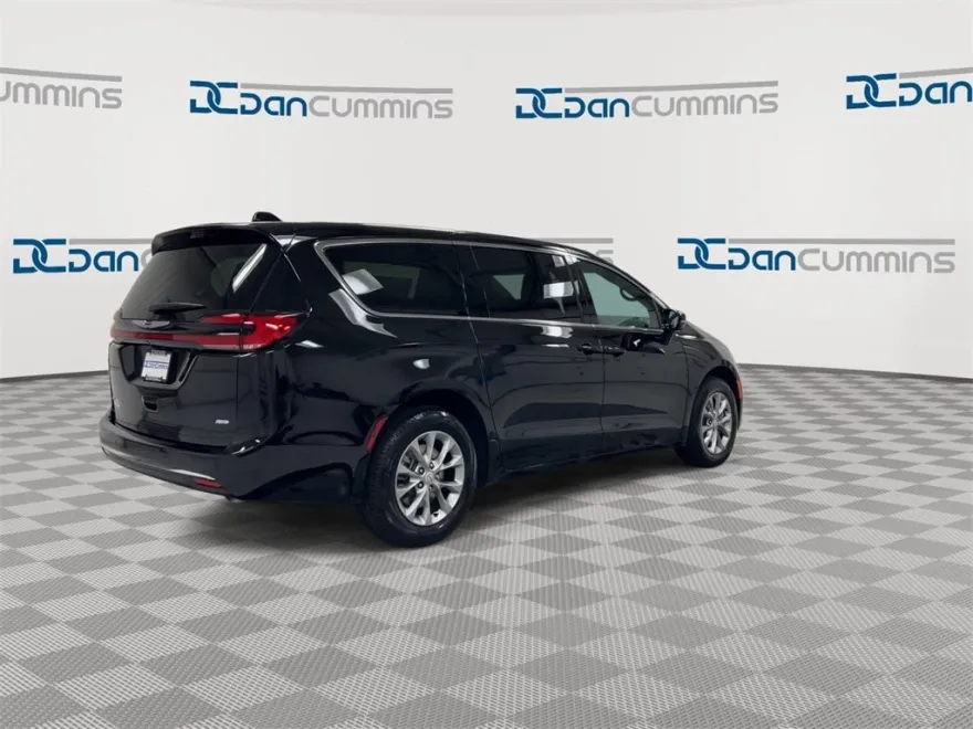 2026 Chrysler Pacifica photo 1
