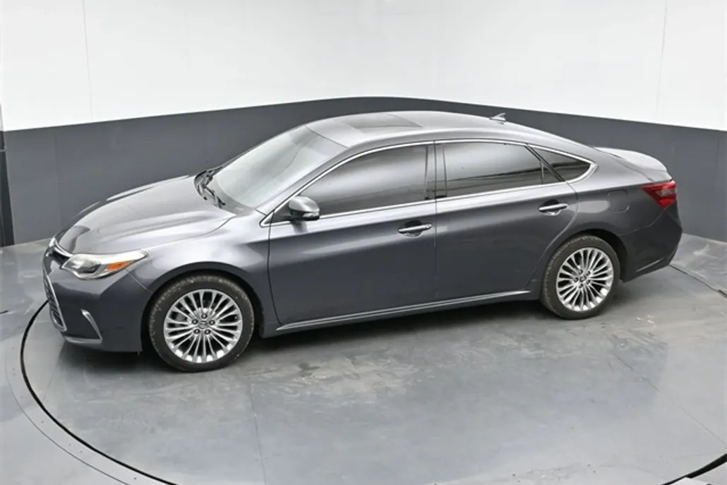 2016 Toyota Avalon Limited photo 1