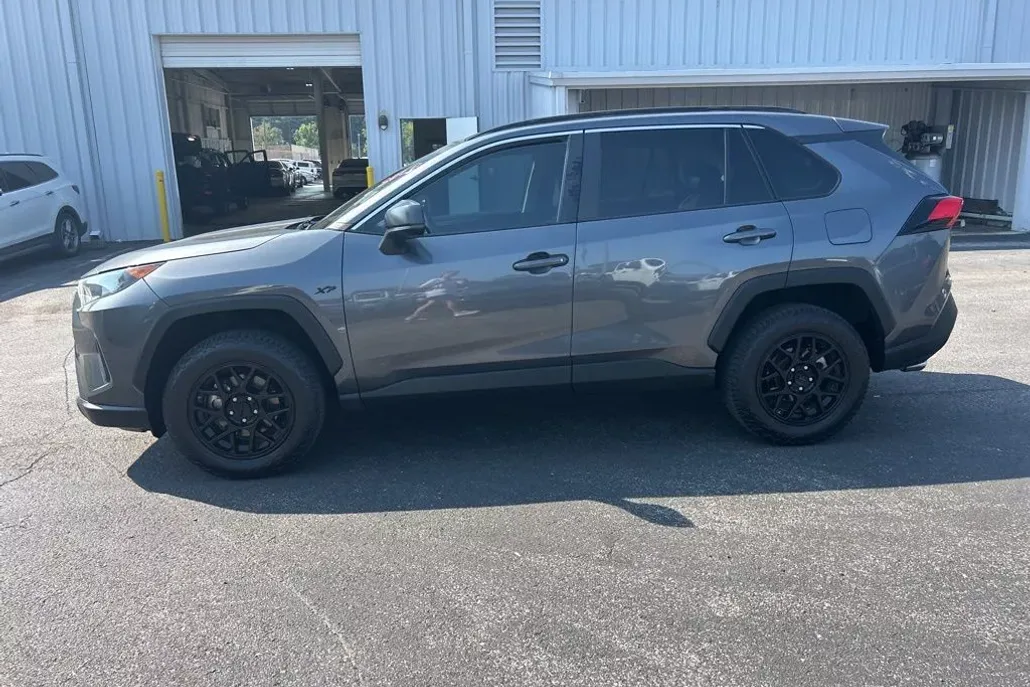 2021 Toyota RAV4 LE photo 1