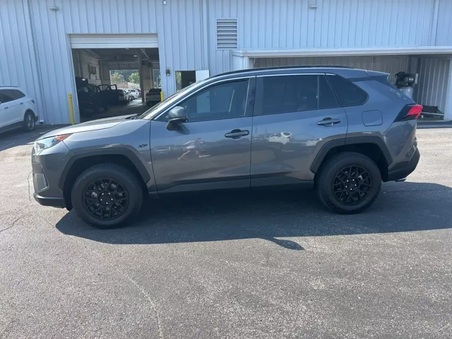 2021 Toyota RAV4 LE photo 1