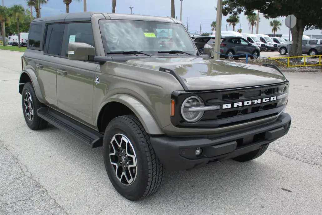 2025 Ford Bronco Outer Banks photo 1