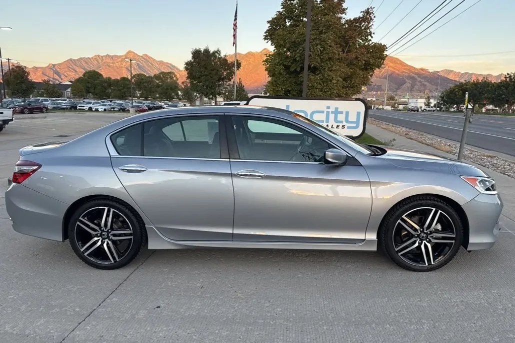 2017 Honda Accord Sport photo 1