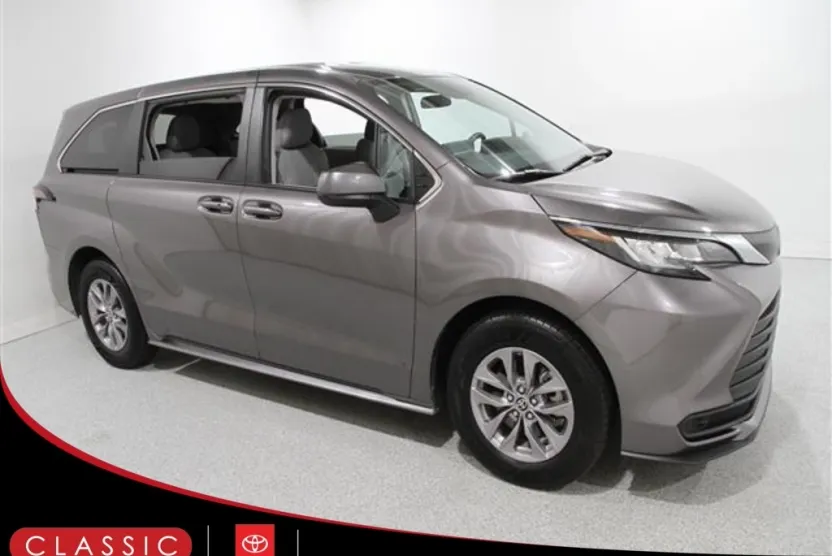 2023 Toyota Sienna LE photo 1