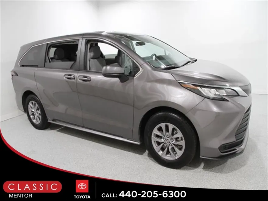 2023 Toyota Sienna LE photo 1