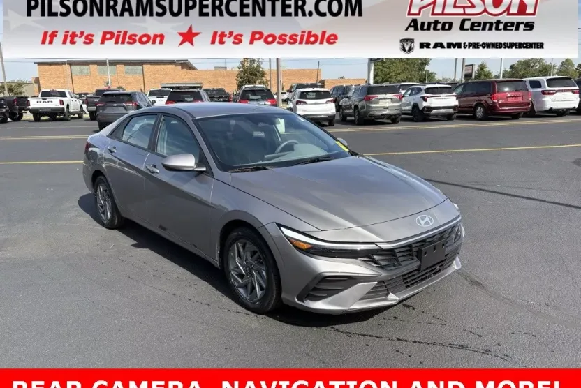 2024 Hyundai Elantra SEL photo 1